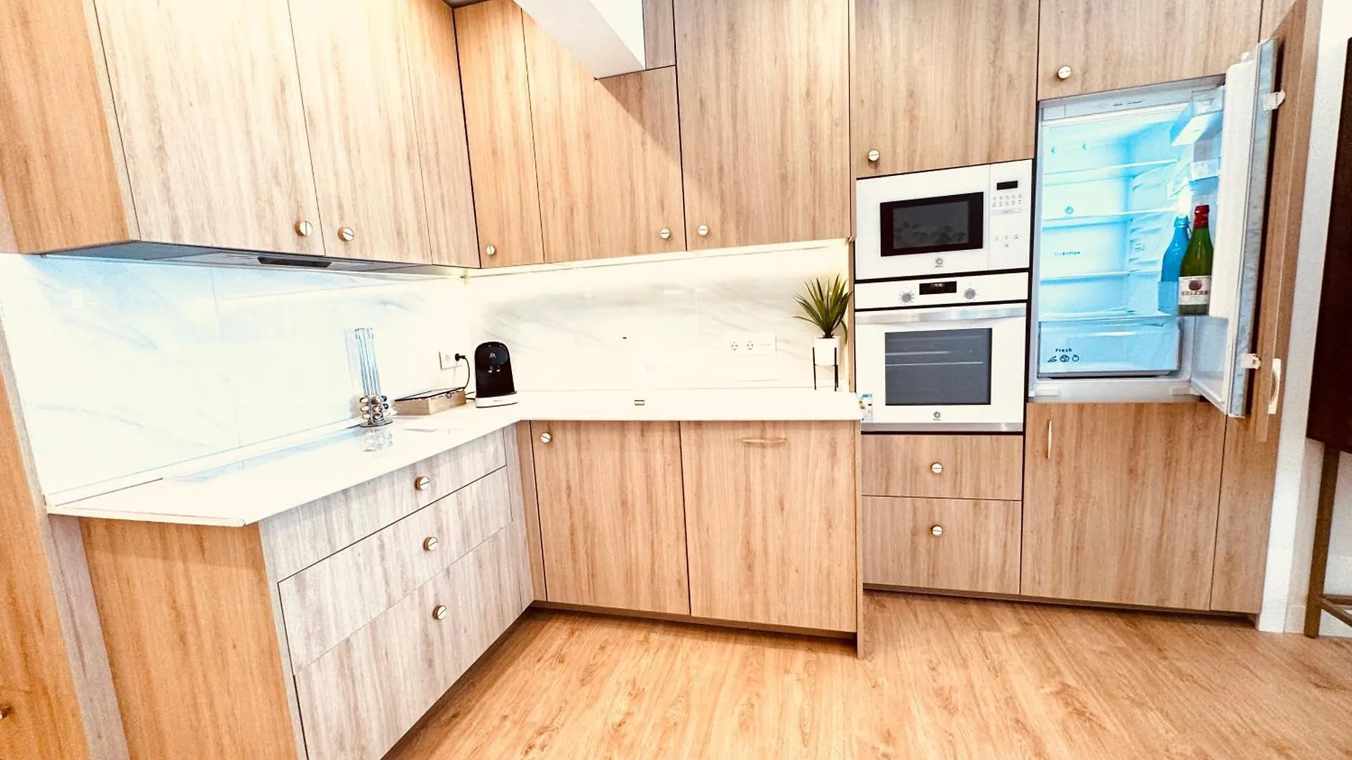 Bahia Luxurious Apartment, 3 Double Rooms, Free Parking, Terrace, Brand New 산세바스티안 0*,  스페인